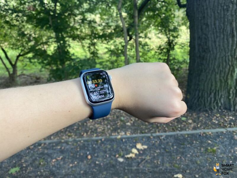 Apple Watch 9 на запястье с открытой тренировкой